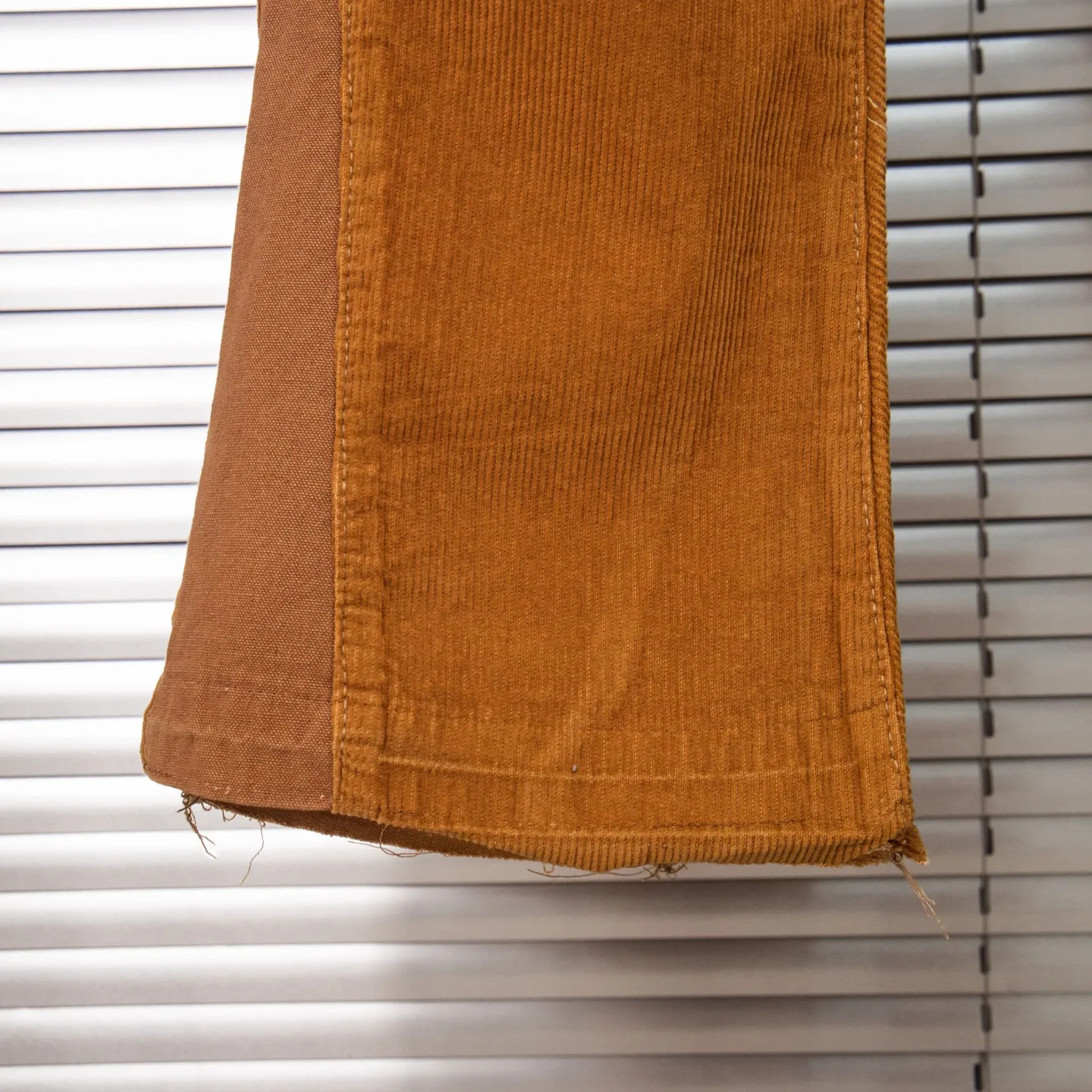 P240 Chrome Hearts Gallery 2025 corduroy spliced ​​multi-pocket couple bootcut jeans are a hot trend this season and are sought after by countless celebrities and fashionistas. The neat details of the cutting process add color to the playful fashion! The neat and meticulous design, and the well-fitting structure is unique. The upper body not only has outstanding recognition, but also looks younger and younger. A style with the ultimate wearing meaning and performance, gorgeous color matching, and the craftsmanship of this style is also extremely extraordinary. After the finished product is washed, it is disassembled and hand-made with sheepskin cross leather and then spliced ​​together to complete. The whole piece has too many craftsmanship to describe. It is decorated with patchwork cross flowers and high-waisted washed jeans! ! Absolutely high-end luxury product, a god-level single product, a super popular product, made by top heavy industry, a magic weapon that cannot be missed to hit the streets. Style number: 1847 Size: 28 30 32 34 36 Color: yellow